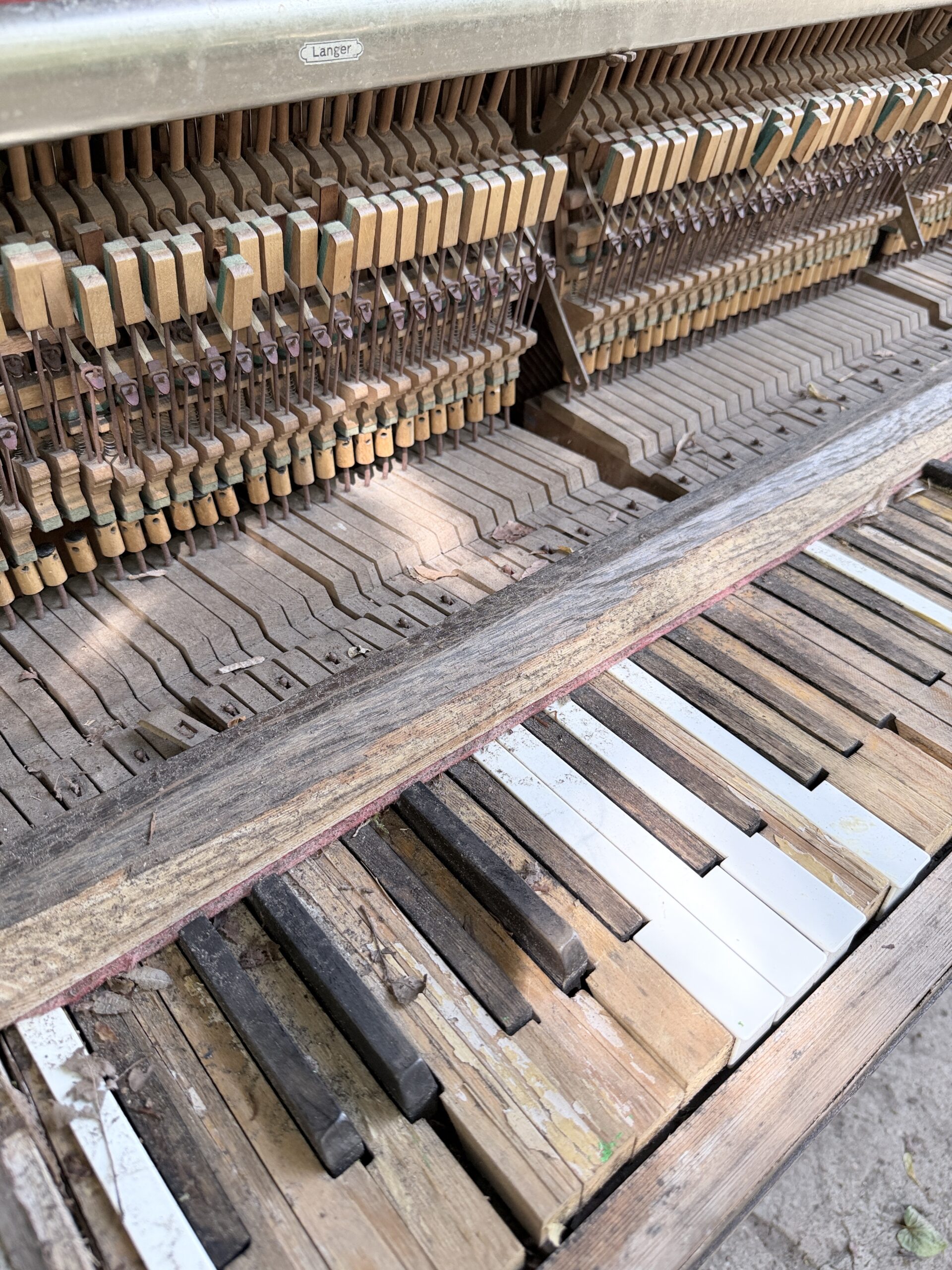 Altes, aber noch funktionierendes Klavier im Kliemannsland